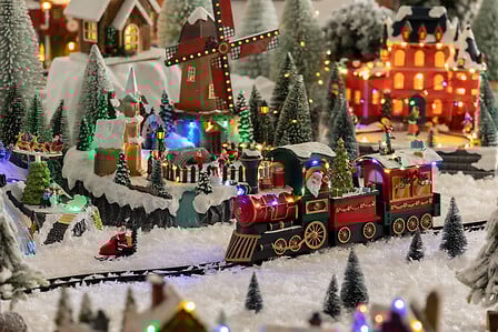 VILLAGE LUMINEUX - TRAIN DU PÈRE NOËL MUSICAL ET LUMINEUX AVEC MOUVEMENT -  18 LEDS - À 3 PILES AAA NON INCLUSES