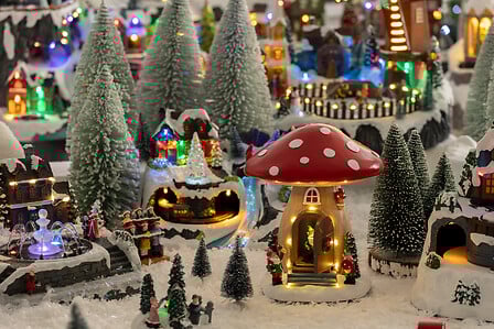 VILLAGE DE NOËL - MAISON CHAMPIGNON MUSICALE ET LUMINEUSE - 12 LEDS - AVEC MOUVEMENT - À 3 PILES AA INCLUSES