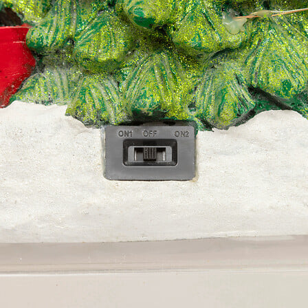 VILLAGE DE NOËL - SAPIN MUSICAL ET LUMINEUX AVEC MOUVEMENT - PÈRE NOËL - 27 LEDS - À 3 PILES AA NON INCLUSES