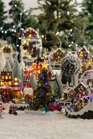 VILLAGE DE NOËL - SAPIN MUSICAL ET LUMINEUX AVEC MOUVEMENT - PÈRE NOËL - 27 LEDS - À 3 PILES AA NON INCLUSES