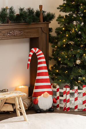 DÉCORATION INTÉRIEURE - GNOME LANTERNE EN MAGNÉSIE - 4 LEDS - L29,3xP23,7xH73CM - À 3 PILES AA NON INCLUSES