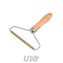 RASOIR ANTI-BOULOCHES EN BOIS 12.5X16CM