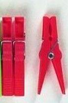 SET DE 50 PINCES A LINGE EN PLASTIQUE ROUGE